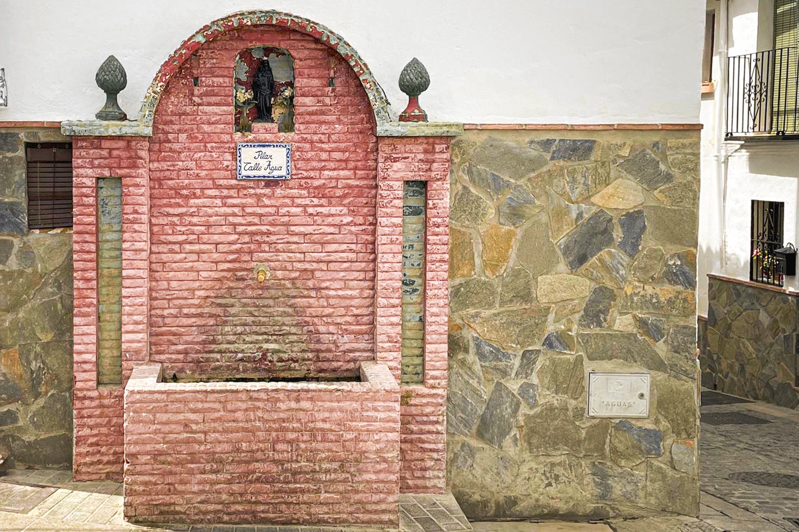 Pilar Calle Agua