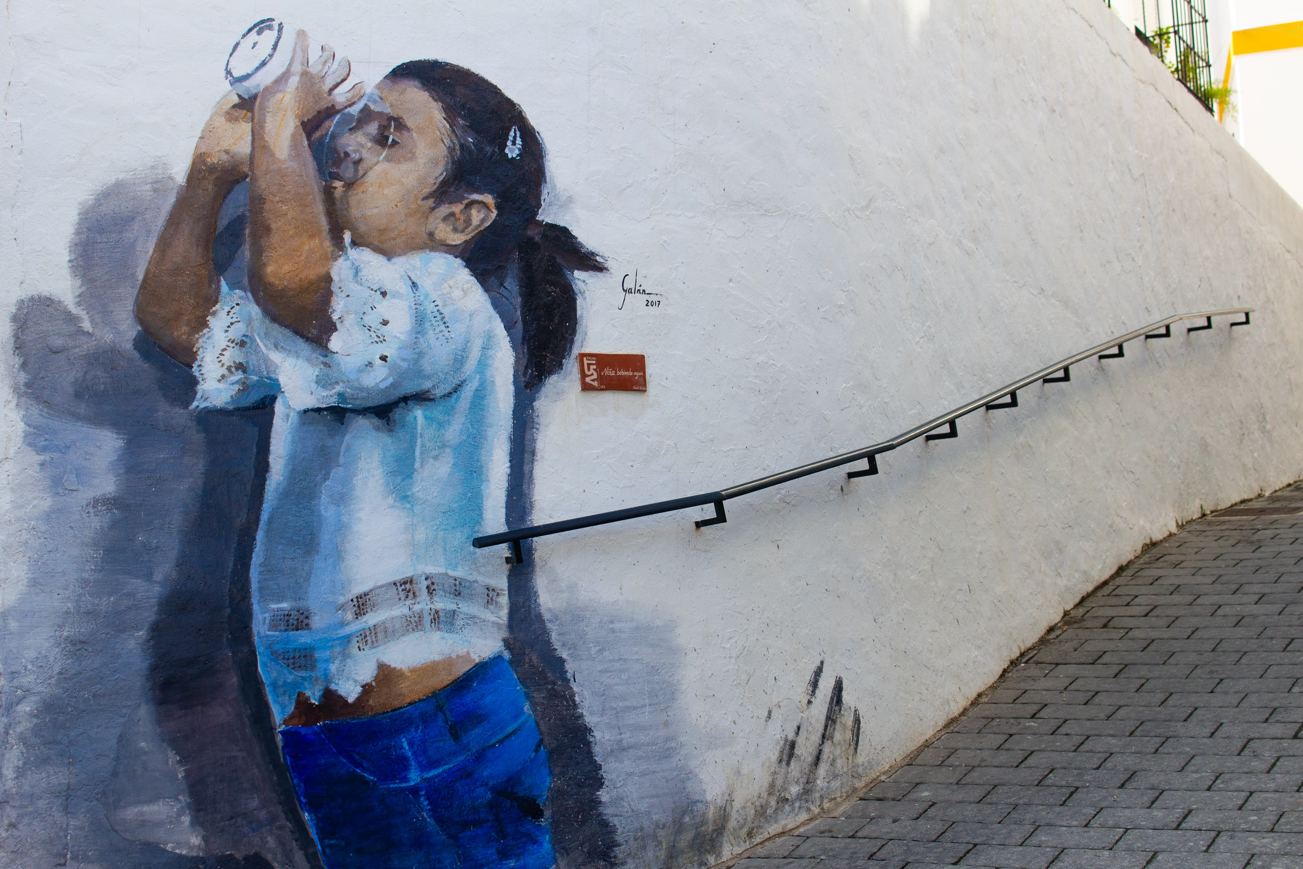 Niña bebiendo agua - Art Tolox 2017 - Juan Galán