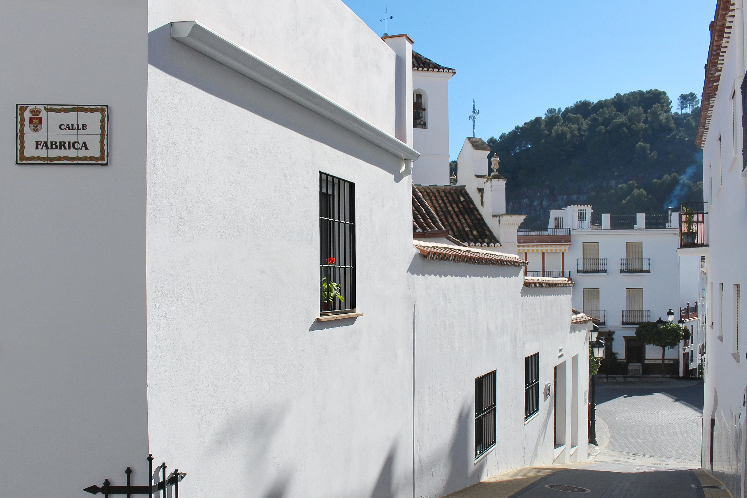 Calle Fabrica y la Iglesia de Santiago Apóstol Calle Fabrica y la Iglesia de Santiago Apóstol
