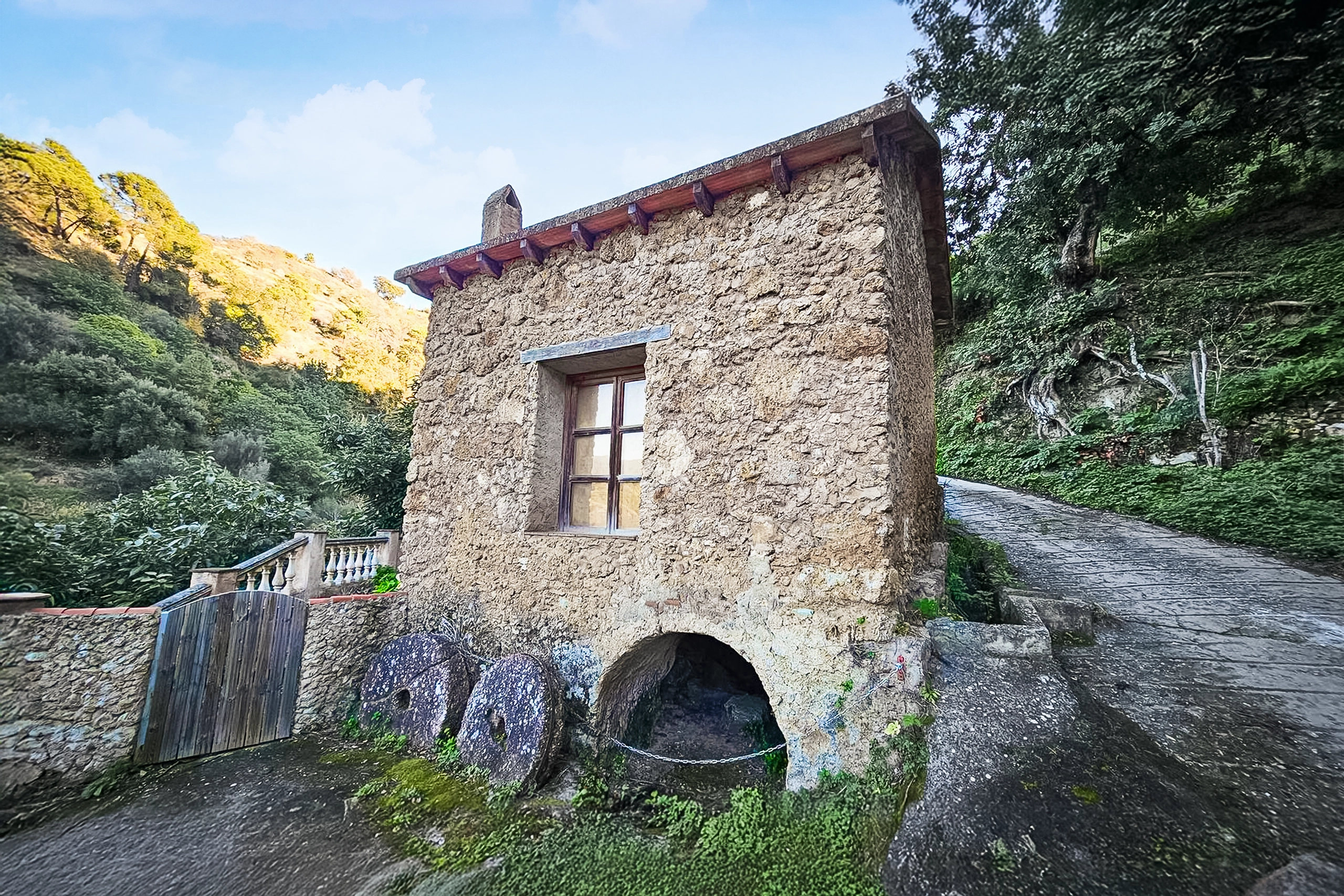 Antiguo Molino restaurado cerca del río Molinos