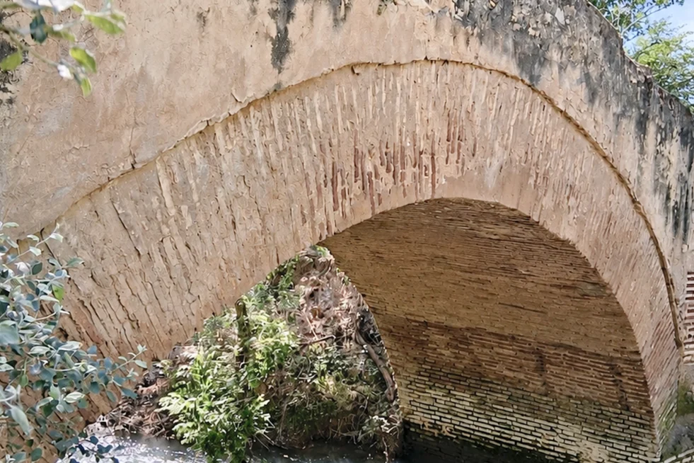 Puente de Ortegícar - Puente nazarí del característico tipo de “lomo de asno”, en Cañete la Real sobre el río Guadalteba