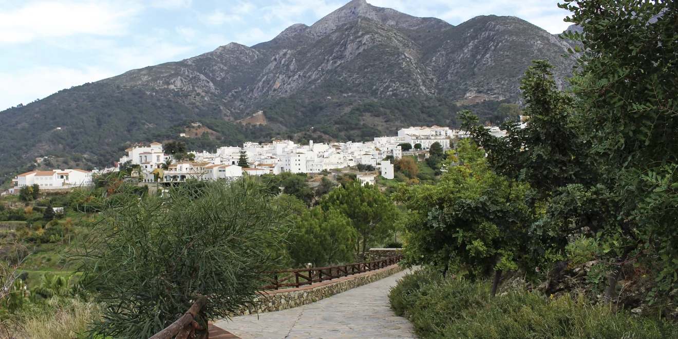 Vista panorámica de Istán en el Paseo del Mirador de la Herriza